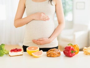 Une femme enceinte avec fruits et légumes – Nestlé FamilyNes Une femme enceinte avec fruits et légumes – Nestlé FamilyNes