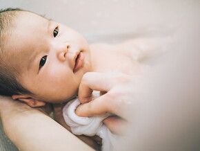 Checklist pour l’heure du bain : Comment donner le bain à bébé