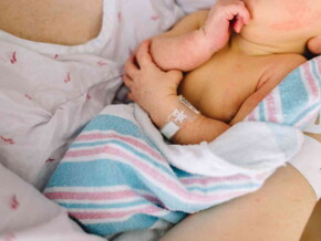 mama houdt baby vast mama houdt baby vast