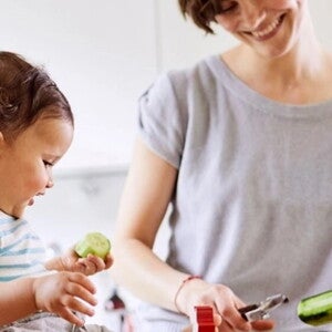 Une maman prépare un repas pour bébé avec une recette de Nestlé FamilyNes Une maman prépare un repas pour bébé avec une recette de Nestlé FamilyNes