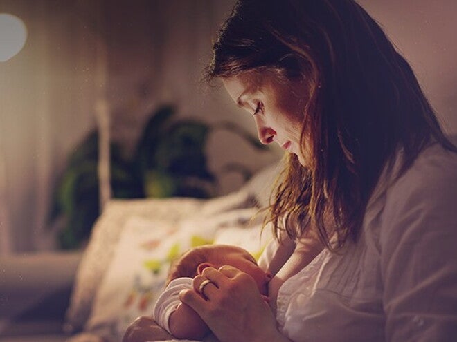 Une mère allaitante évite les crevasses d’allaitement – Nestlé Baby&Me Une mère allaitante évite les crevasses d’allaitement – Nestlé Baby&Me