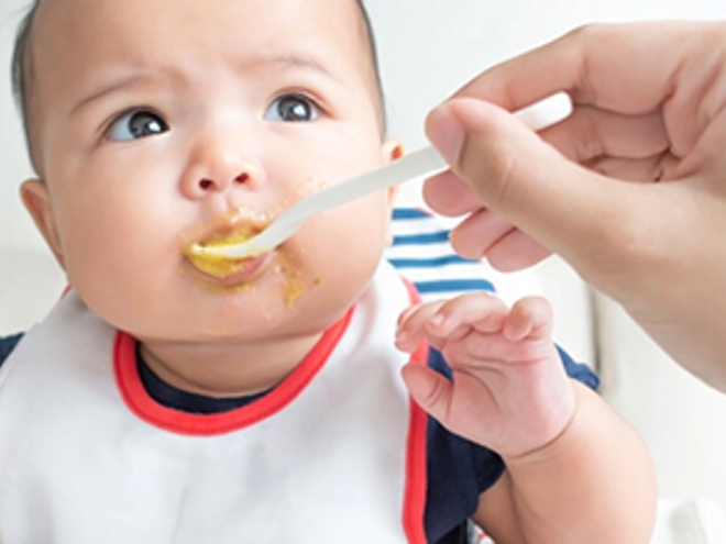 La première panade de fruit de bébé