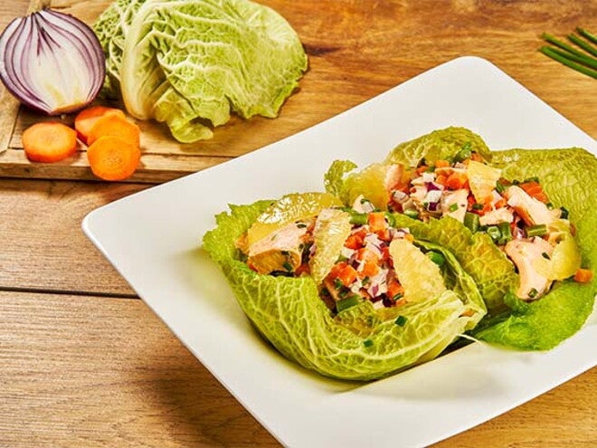 Koolrolletjes gevuld met zalm en lentegroenten Koolrolletjes gevuld met zalm en lentegroenten