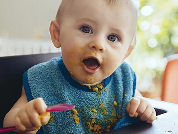 Votre bébé mange une panade de fruits Nestlé Baby.